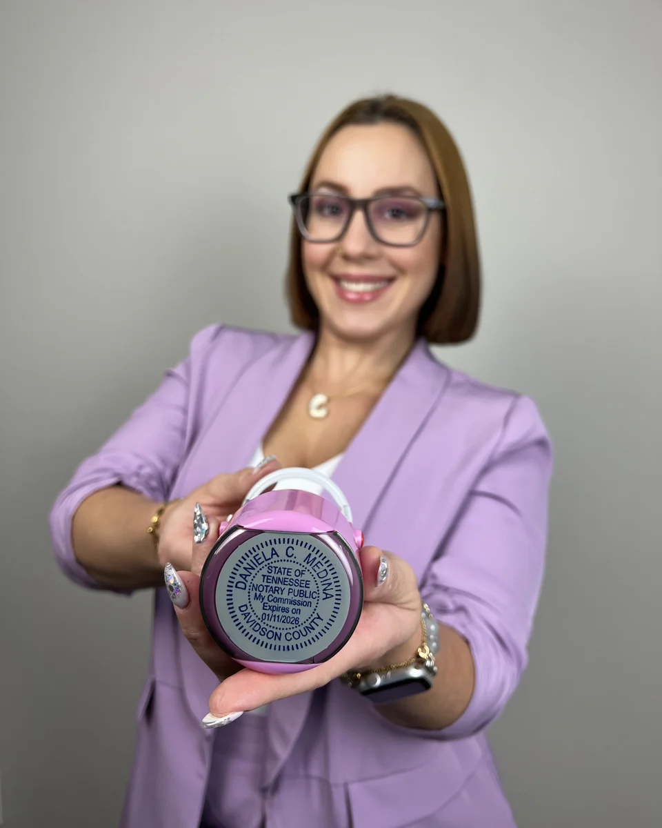 Daniela C. Medina mostrando su sello de Notary Public del estado de Tennessee