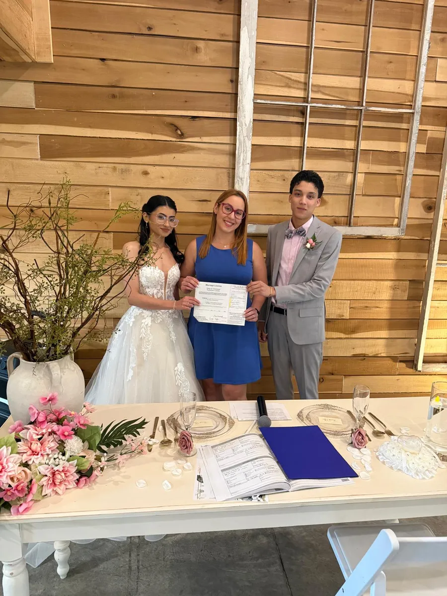 Pareja en su ceremonia de matrimonio oficiada por Daniela C. Medina