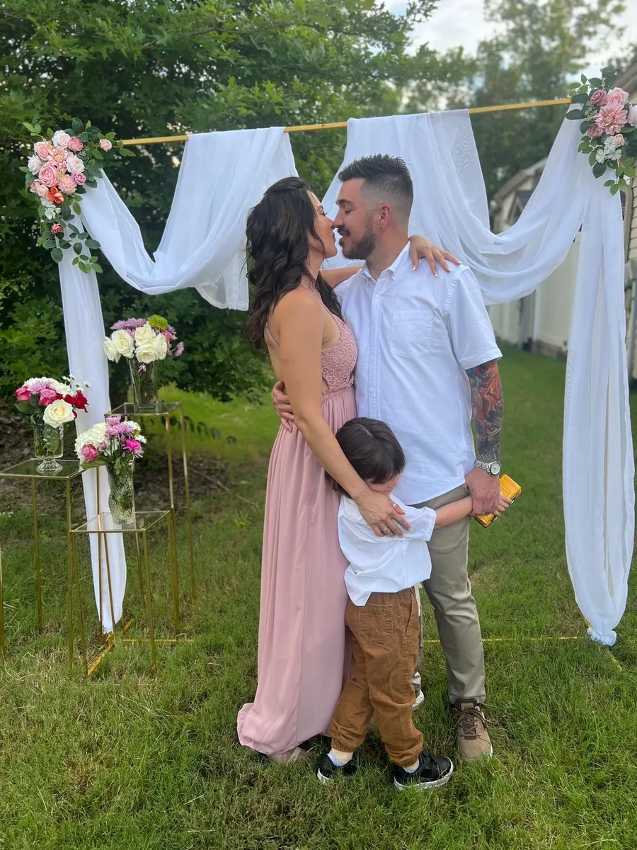 Pareja en su ceremonia de matrimonio oficiada por Daniela C. Medina