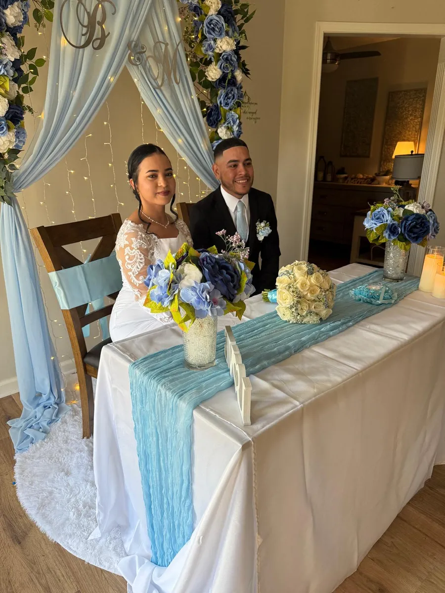 Pareja en su ceremonia de matrimonio oficiada por Daniela C. Medina