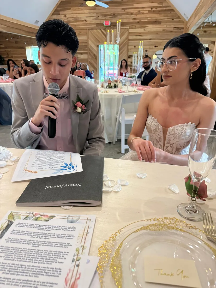 Pareja en su ceremonia de matrimonio oficiada por Daniela C. Medina