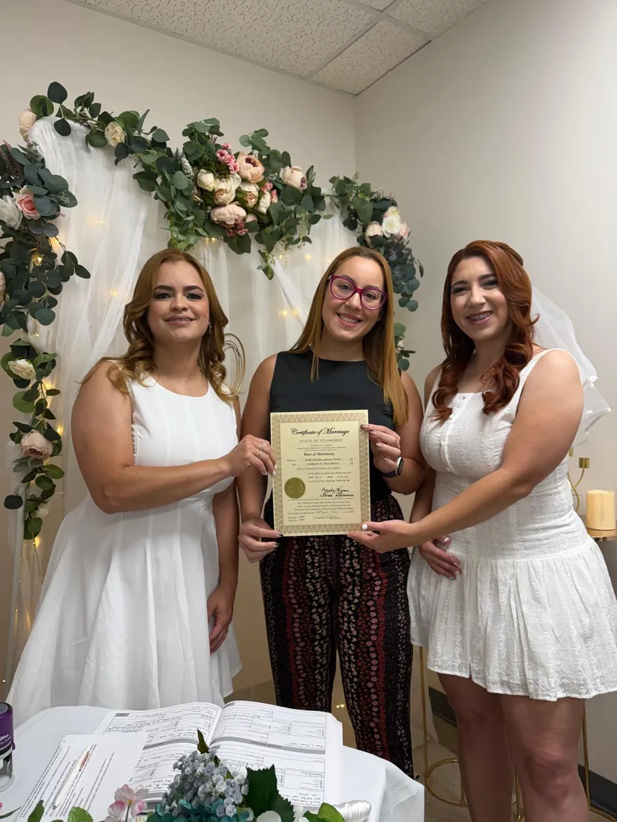 Pareja en su ceremonia de matrimonio oficiada por Daniela C. Medina
