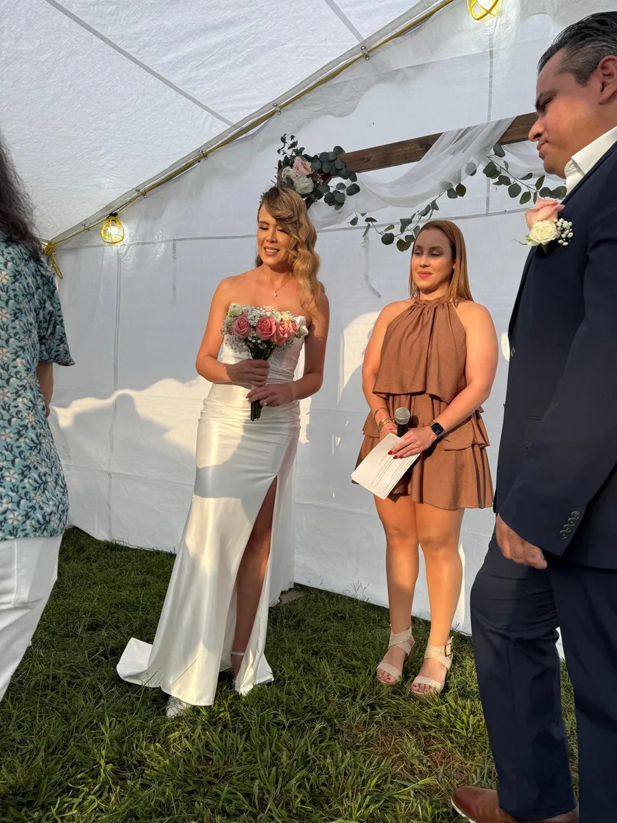 Pareja en su ceremonia de matrimonio oficiada por Daniela C. Medina