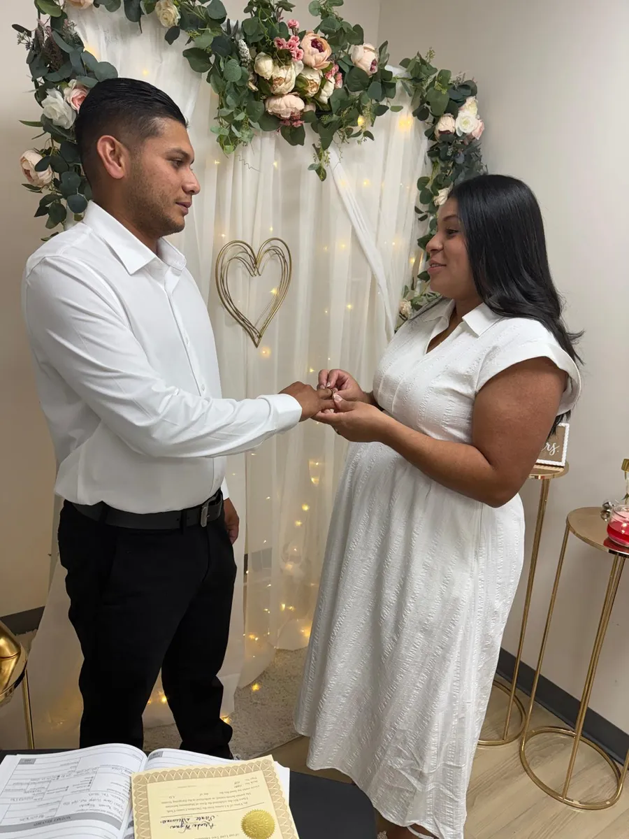Pareja en su ceremonia de matrimonio oficiada por Daniela C. Medina